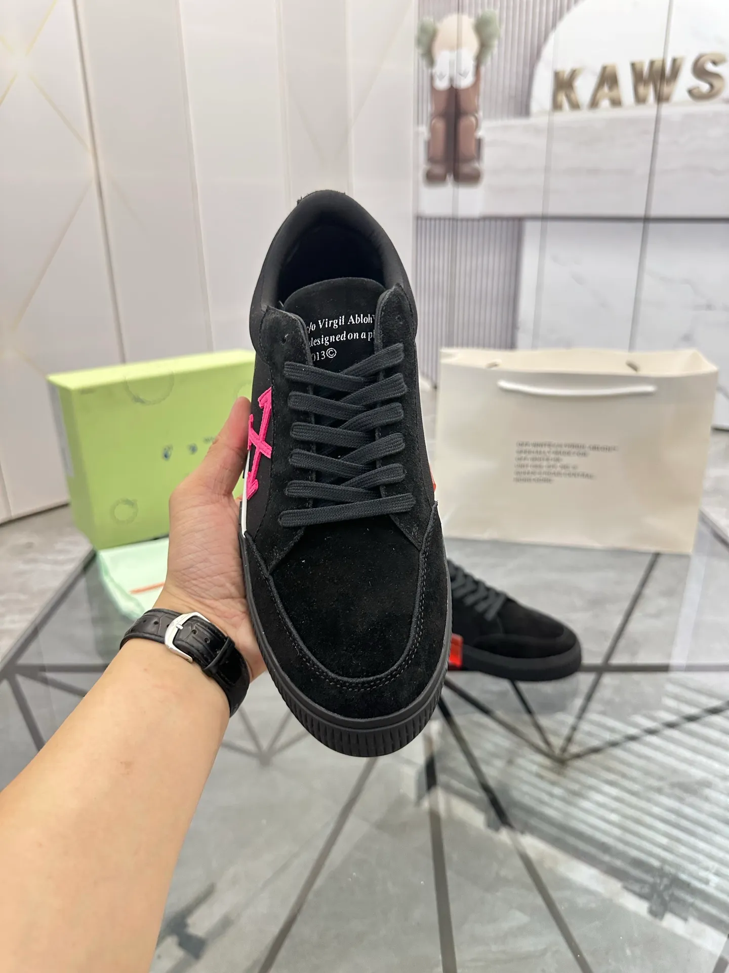 Selling men's shoes 💰: 💰P440¥ Product trademark: OFF WHITE * "OFF WHITE*" low-top casual shoes Regular size: 35-45 (can be customized to 46) Couple style Product materials: imported nubuck leather upper spliced ​​with original fabric, breathable lining, original outsole. No.: H203